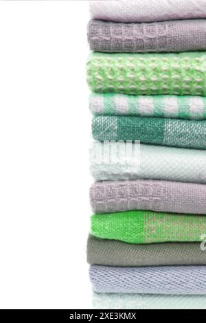 Stapel von Küchenhandtüchern aus Leinen über weißem Kopierraum für Text. Bunte Geschirrtücher auf weißem Hintergrund Stockfoto