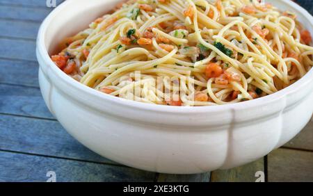 Spaghetti-Pasta mit Knoblauch, Garnelen und Olivenöl. Spaghetti aglio olio con Gamberetti. Italienisches Foo Stockfoto