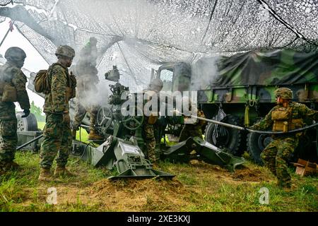 US-Marines, die Batterie H, 3. Bataillon, 14. Marines bereiten sich vor, eine M777 A2 Haubitze in Fort Barfoot, Virginia, abzufeuern, am 6. Juni 2024. Battery H, 3rd Battalion, 14th Marines, ist ein Reserve-Artilleriebataillon im Naval Reserve Center im Defense Supply Center Richmond, in dem sich das Hauptquartier der Defense Logistics Agency Aviation befindet. (DOD-Foto von Nicholas Pilch) Stockfoto