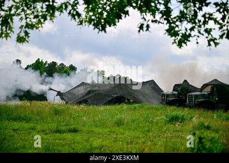 US-Marines, die Batterie H, 3. Bataillon, 14. Marines feuern eine M777 A2 Haubitze in Fort Barfoot, Virginia, 6. Juni 2024 ab. Battery H, 3rd Battalion, 14th Marines, ist ein Reserve-Artilleriebataillon im Naval Reserve Center im Defense Supply Center Richmond, in dem sich das Hauptquartier der Defense Logistics Agency Aviation befindet. (DOD-Foto von Nicholas Pilch) Stockfoto