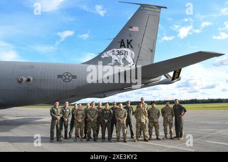 Die 168th Wing KC-135 Piloten und Boom Operatoren machen ein Foto mit den 25th and 51st Fighter Squadron Maintenance Airmen, 355th and 25th Fighter Squadron Flight Docs und 354th Fighter Wing Physiotherapeuten, die einen Incentive-Flug an Bord der 168th Wing KC-135 Stratotanker erhielten. Der 168th Wing, Alaska Air National Guard, brachte die 25th und 51st Fighters Squadron Maintenance Airmen und 25th und 355th Fighter Squadron Flugdokumentation in den Himmel über Alaska auf einer 168th Wing KC-135 Stratotanker Red Flag 24-2 Luftbetankungsmission und Incentive Ride, die ihnen ein einzigartiges und unvergessliches Erlebnis bietet Stockfoto