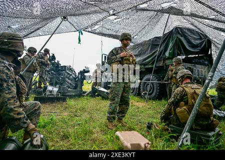 Nach der Live-Beschuss einer M777 A2 Haubitze bereiten sich die US-Marines, die dem 3. Bataillon der Batterie H zugeteilt sind, auf ihre nächste Live-Feuermission in Fort Barfoot, Virginia, am 6. Juni 2024 vor. Battery H, 3rd Battalion, 14th Marines, ist ein Reserve-Artilleriebataillon im Naval Reserve Center im Defense Supply Center Richmond, in dem sich das Hauptquartier der Defense Logistics Agency Aviation befindet. (DOD-Foto von Nicholas Pilch) Stockfoto