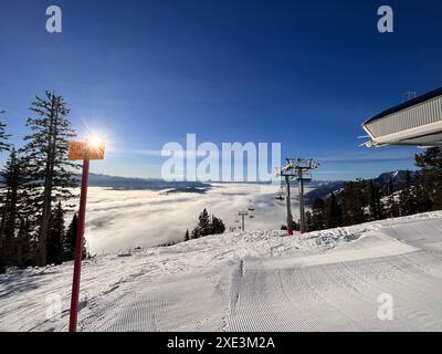 Das Jackson Hole Mountain Resort, Wyoming, verfügt über 13 Lifte, mit denen Skifahrer den Berg hinauf fahren oder die Aussicht genießen können. Das Resort hat den längsten kontinuierlichen vertikalen Anstieg aller Skigebiete in den USA, der 4.139 Meter über die Aerial Tram vom Talboden bis zum Gipfel des Rendezvous Mountain steigt. (Foto mit freundlicher Genehmigung) Stockfoto