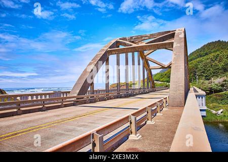 Big Creek Bridge über Coastal Inlet mit Ozean und Hügeln im Hintergrund Augenhöhe Stockfoto