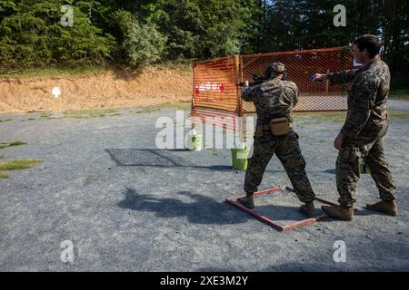 Mitglieder des US-Dienstes nehmen am 63. Jährlichen Interservice Rifle Competition Teil, der vom Civilian Marinekorps Program auf der Marine Corps Base Quantico, Virginia, am 24. Juni 2024 veranstaltet wird. Die Aufgabe der CMP ist es, die Schusswaffenausbildung sowie Sicherheitsprogramme und -Wettbewerbe zu fördern. (Foto des U.S. Marine Corps von Lance CPL. Jeffery Stevens) Stockfoto