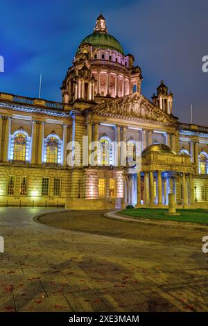 Das wunderschöne Rathaus von Belfast, beleuchtet in der Dämmerung Stockfoto