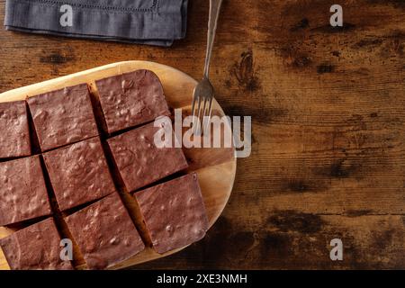 Schokoladenbrownie, einfacher Kaffeekuchen, Flachblick über dem Kopf Stockfoto