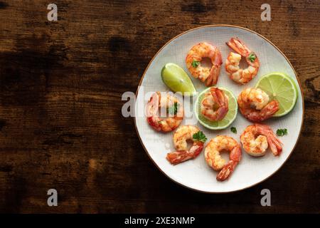 Shrimps, Overhead Flat Lay Shot mit Kopierraum. Gebratene Garnelen mit Limette Stockfoto