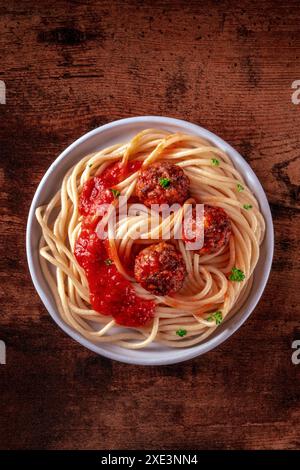 Fleischbällchen. Rindfleischbällchen, von oben mit Spaghetti und Tomatensauce geschossen Stockfoto