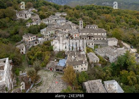 Drohnenlandschaft des traditionellen Dorfes Dilofo in Zentral-Zagori, Region Epirus, in der Region Ioannina in Griechenland. Stockfoto