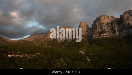 Drohnenlandschaft mikro Papingo Dorf, Zagorochoria Gegend, Epirus, Ioannina Griechenland. Astraka Turm felsige Klippen oberhalb des Dorfes A Stockfoto