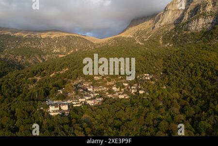 Drohnenlandschaft mikro Papingo Dorf, Zagorochoria Gegend, Epirus, Ioannina Griechenland. Astraka Turm felsige Klippen oberhalb des Dorfes A Stockfoto