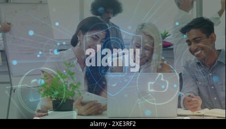 Bild von Computersymbolen, Vorhängeschloss im Schild über verschiedenen Kollegen, die im Büro Ideen austauschen Stockfoto