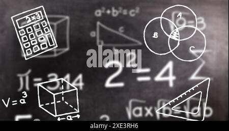 Abbildung von Symbolen für mathematische Konzepte über mathematischen Gleichungen auf schwarzem Tafel-Hintergrund Stockfoto