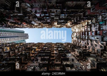 Yick Fat Building, Quarry Bay, Hongkong. Wohngebiet in altem Apartment mit Fenstern. Hochhaus, Hochhaus mit Fenstern der Architektur Stockfoto