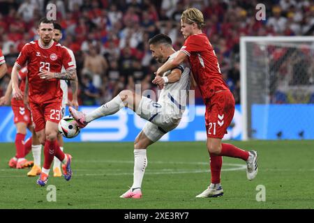 MÜNCHEN, DEUTSCHLAND - 25. JUNI: Dusan Tadic von Serbien und Morten Hjulmand von Dänemark während des Gruppenspiels der UEFA EURO 2024 zwischen Dänemark und Serbien in der Münchener Fußballarena am 25. Juni 2024 in München.240625 SEPA 24 051 - 20240625 PD15151 Stockfoto