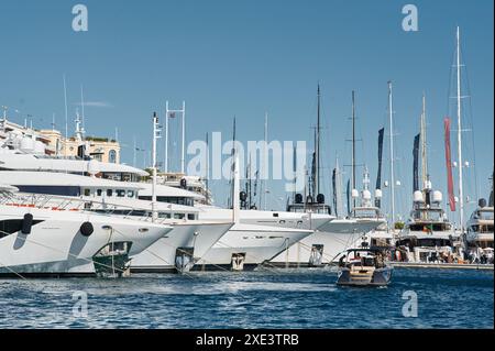 Monaco, Monte Carlo, 28. September 2022 - Blick von oben auf die berühmte Yachtschau, Ausstellung von Luxus-Megayachten, die teuerste Stockfoto