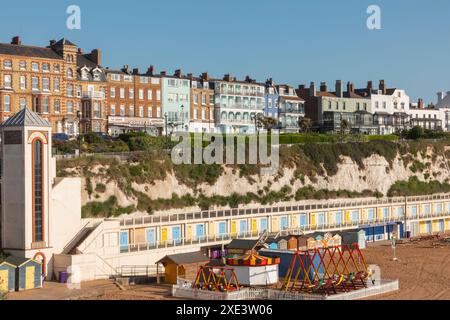 England, Kent, Broadstairs, Viking Bay Beach, Victoria Parade Skyline und Strandhütten Stockfoto