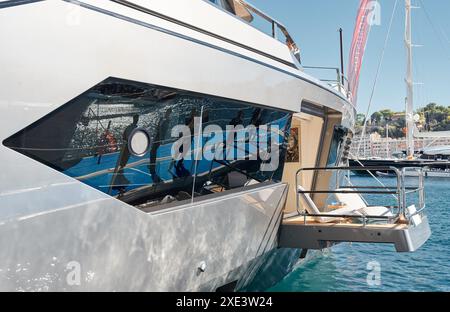 Monaco, Monte Carlo, 28. September 2022 - Sonnenstrahlen auf Hochglanzbrett einer Megayacht, Anker, Ruhe im Hafen Hercules, Bug of Stockfoto