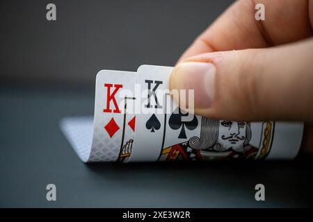 Calgary, Alberta, Kanada. Dezember 2023. Eine Person, die während eines Pokerspiels zwei Königskarten ansieht. Konzept: Th Stockfoto