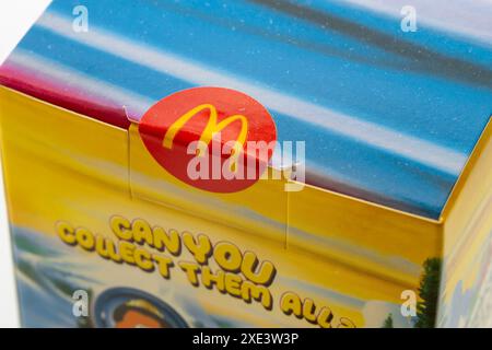 Calgary, Alberta, Kanada. Dezember 2023. Eine Nahaufnahme eines McDonald's Canada's Adult Happy Meal, Kerwin Frost Box Spielzeugs. Stockfoto