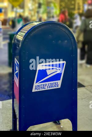 Kalifornien, Usa. Dezember 2023. Eine detaillierte Aufnahme, die einen Posteingang des United States Postal Service ansieht. Stockfoto