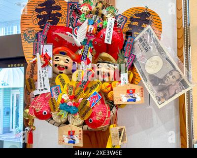 Nagahama, Shiga, Japan. Dezember 2023. Ein japanisches Kumade Kansai Good Luck Fortune New Year Rake Amulett in einem Restaurantbetrieb. Stockfoto