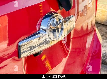 Shiga, Japan. November 2023. Ein Toyota-Schild. Ein Mini-Mehrzweckfahrzeug eine Fahrzeuggrößenklasse für die kleinste Größe der Minivans M Stockfoto