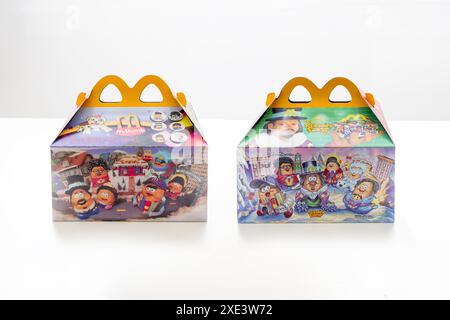 Calgary, Alberta, Kanada. Dezember 2023. McDonald's Canada's Adult Happy Meal, Kerwin Frost Box. Stockfoto