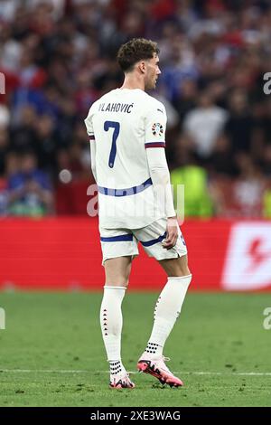 Dusan Vlahovic (Serbien) während des Spiels zur UEFA Euro Deutschland 2024 zwischen Dänemark 0-0 Serbien in der Münchener Fußballarena am 25. Juni 2024 in München. Quelle: Maurizio Borsari/AFLO/Alamy Live News Stockfoto