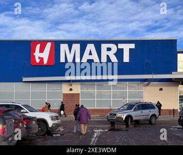 Calgary, Alberta, Kanada. Dezember 2023. Nah an einem H-Mart-Schild. Eine amerikanische Supermarktkette aus asiatischen Supermärkten war aktiv Stockfoto