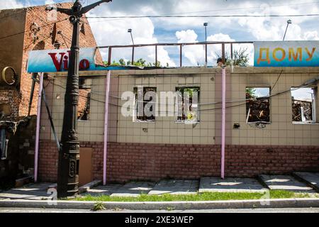 Kupiansk, Ukraine, 24. Juni 2024 Stadtbild von Kupiansk im Kriegsgebiet. Die Stadt wurde von russischen Bombenangriffen stärker getroffen. Zivile Infrastruktur ist die russische Stockfoto