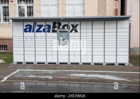 Nova Bana, Slowakei - 25. Dezember 2023 : Alza Selbstbedienungsboxen. AlzaBox-Bereitstellungsort. Nova Bana. Slowakei. Stockfoto