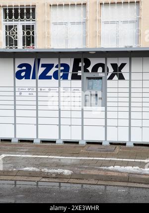 Nova Bana, Slowakei - 25. Dezember 2023 : Alza Selbstbedienungsboxen. AlzaBox-Bereitstellungsort. Nova Bana. Slowakei. Stockfoto