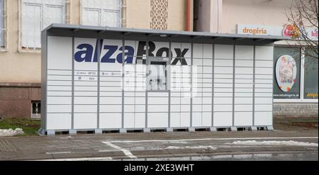 Nova Bana, Slowakei - 25. Dezember 2023 : Alza Selbstbedienungsboxen. AlzaBox-Bereitstellungsort. Nova Bana. Slowakei. Stockfoto