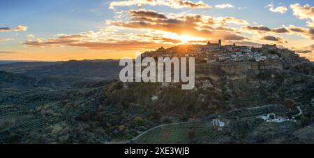 Panoramablick der Drohne auf das Dorf Santa Severina auf einem Hügel in Kalabrien bei Sonnenaufgang Stockfoto