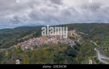 Drohnenperspektive auf das malerische Bergdorf Badolato in Kalabrien Stockfoto