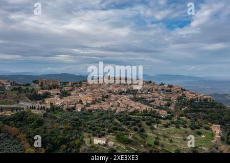 Blick auf das toskanische Dorf auf einem Hügel und die Weinhauptstadt Montepulciano Stockfoto