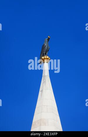 Raven mit goldenem Ring an der Matthiaskirche in Budapest, Ungarn Stockfoto