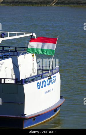 Ungarische Nationalflagge auf einem Schiff in Budapest Stockfoto