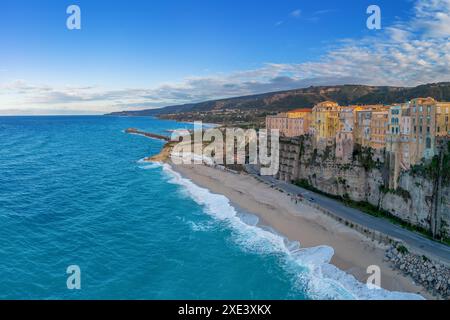 Blick auf den Strand von Rotonda und die farbenfrohe Altstadt von Tropea in Kalabrien Stockfoto