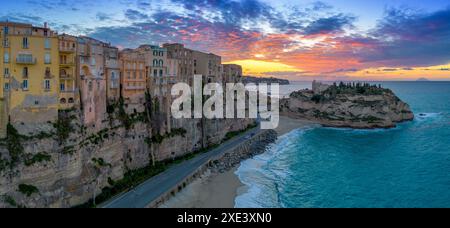 Blick auf Rotonda Beach und die farbenfrohe Altstadt von Tropea in Kalabrien bei Sonnenuntergang Stockfoto