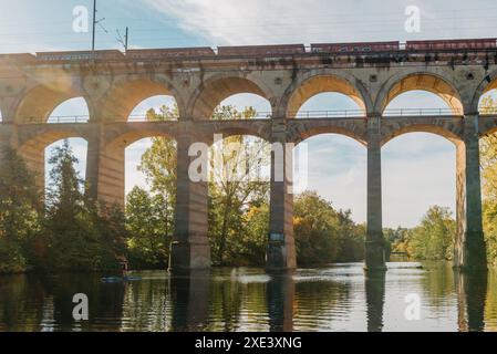 Eisenbahnbrücke mit Fluss in Bietigheim-Bissingen, Deutschland. Herbst. Eisenbahnviadukt über die Enz, erbaut 1853 von Karl vo Stockfoto