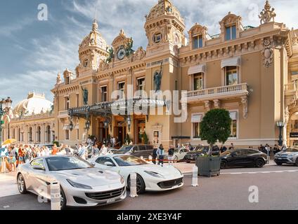 Monaco, Monte-Carlo, 29. September 2022 - berühmter Platz Casino Monte-Carlo an sonnigem Tag, Ferrari Cabrio, Luxusautos, Reichtum Stockfoto