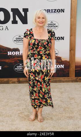 LOS ANGELES, KALIFORNIEN - 24. JUNI: Elizabeth Dennehy nimmt an der US-Premiere von Horizon: An American Saga - Chapter 1 im Regency Village Theatre an Stockfoto