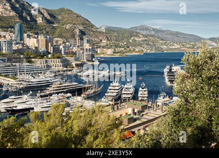 Monaco, Monte Carlo, 28. September 2022 - Blick von oben auf die berühmte Yachtschau, Ausstellung von Luxus-Megayachten, die teuerste Stockfoto