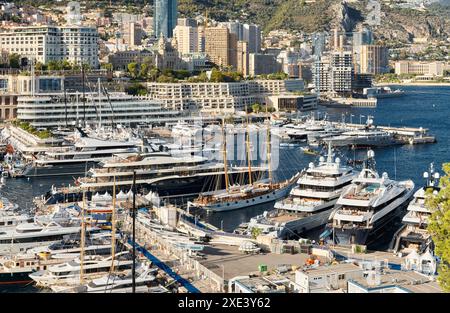 Monaco, Monte Carlo, 28. September 2022 - Blick von oben auf die berühmte Yachtschau, Ausstellung von Luxus-Megayachten, die teuerste Stockfoto