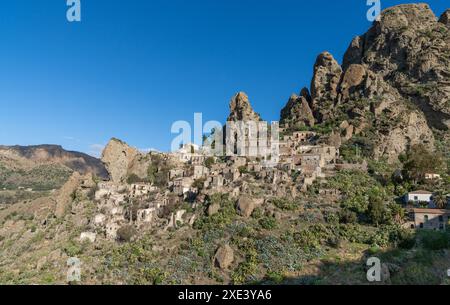 Blick auf die Geisterstadt Pentedattilo Aspromonte in Kalabrien Stockfoto