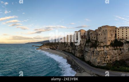 Blick auf Rotonda Beach und die farbenfrohe Altstadt von Tropea in Kalabrien bei Sonnenuntergang Stockfoto