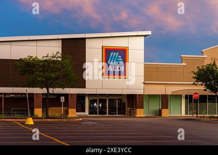 Lombard, IL, USA - 18. Juni 2024: Aldi Lebensmittelgeschäft in der Abenddämmerung. Stockfoto